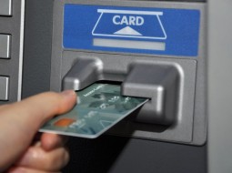 Как снять деньги с кредитной карты в банкомате за границей?