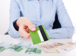 Как выбрать валюту для кредитной карты