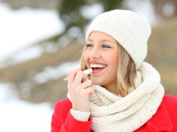 Как защитить губы зимой
