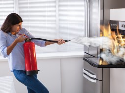 Как потушить пожар на кухне?
