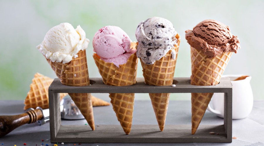 Мороженое - спасение от жары.