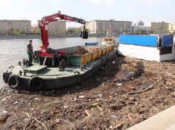 более 470 тонн отходов  в Москве-реке
