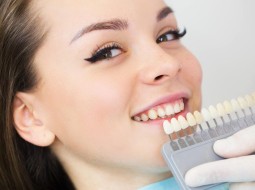 Как быстро отбелить зубы в домашних условиях?