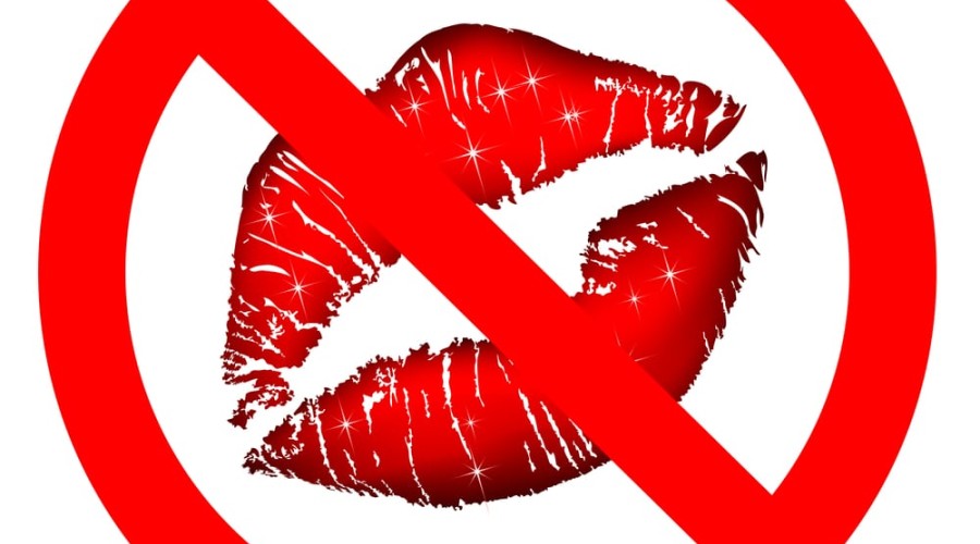 Почему нельзя целоваться с парнем в губы?