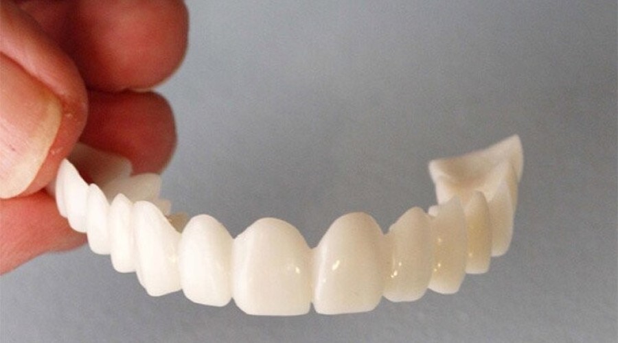 Какие зубы лучше вставить: пластмассовые или керамические?