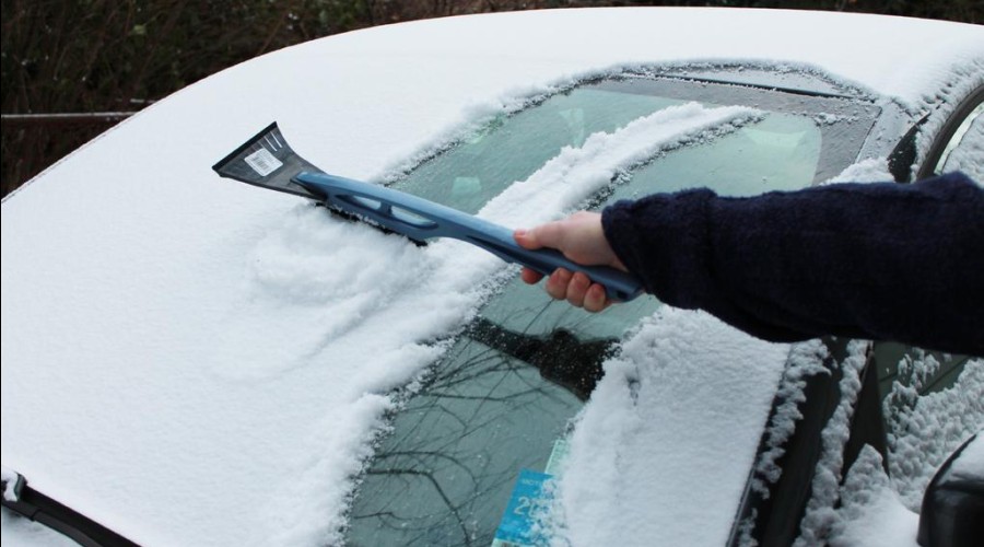 Как чистить автомобиль от снега