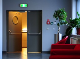 Для чего нужны противопожарные двери в гостиницах?