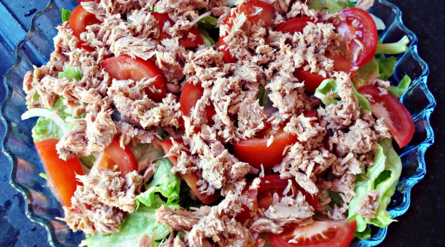 Как приготовить вкусный и быстрый салат с тунцом и свежими помидорами.