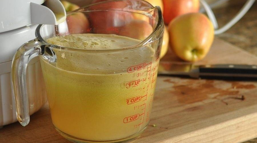 Как сделать домашний яблочный сок?