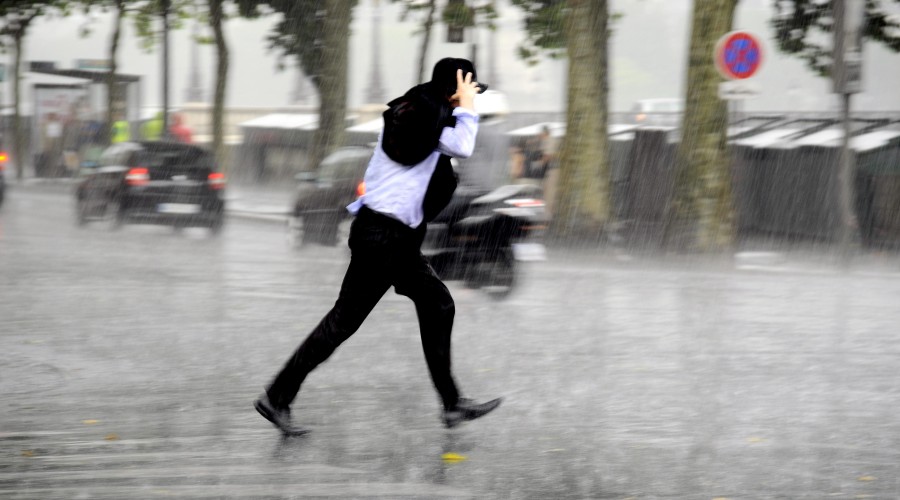 Правда ли, что бегущий под дождем человек мокнет меньше, чем идущий?