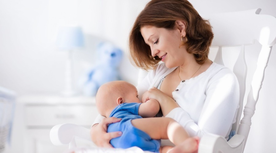 Как сохранить грудь в период кормления малыша