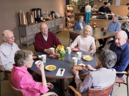 Дом престарелых: чем помочь одиноким старикам? 