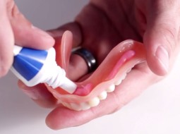 Какой крем лучше для фиксации зубных протезов?