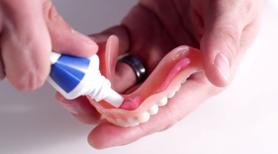 Какой крем лучше для фиксации зубных протезов?