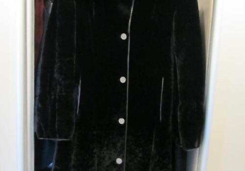 Шуба женская черная мутон с капюшоном 44 размер