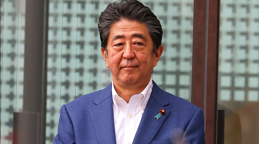 Государственные флаги в резиденции премьер-министра Японии будут приспущены в знак траура по бывшему премьер-министру страны Синдзо Абэ.