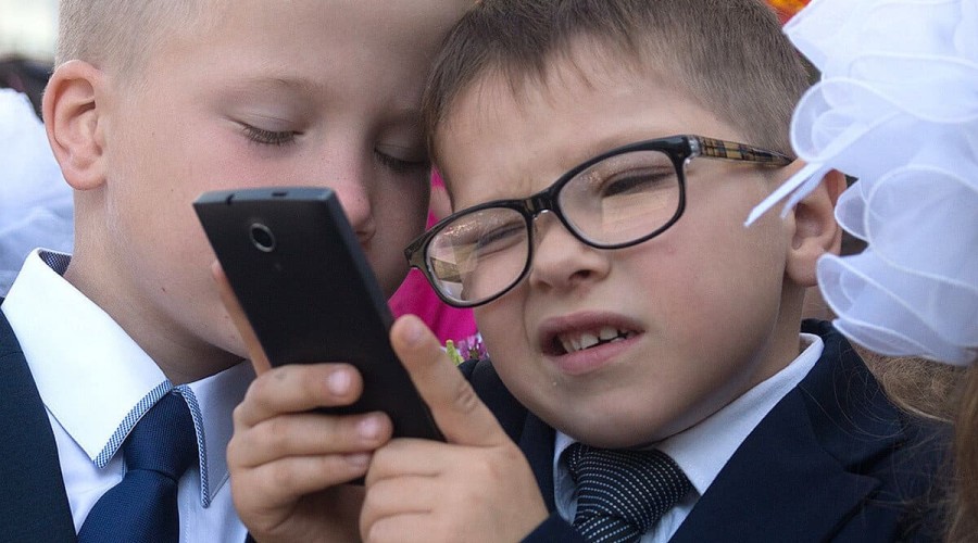 Какой телефон выбрать ребенку в школу?
